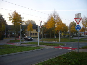 Neue Radverkehr-Markierungen am Kreisverkehr Rheingoldhalle